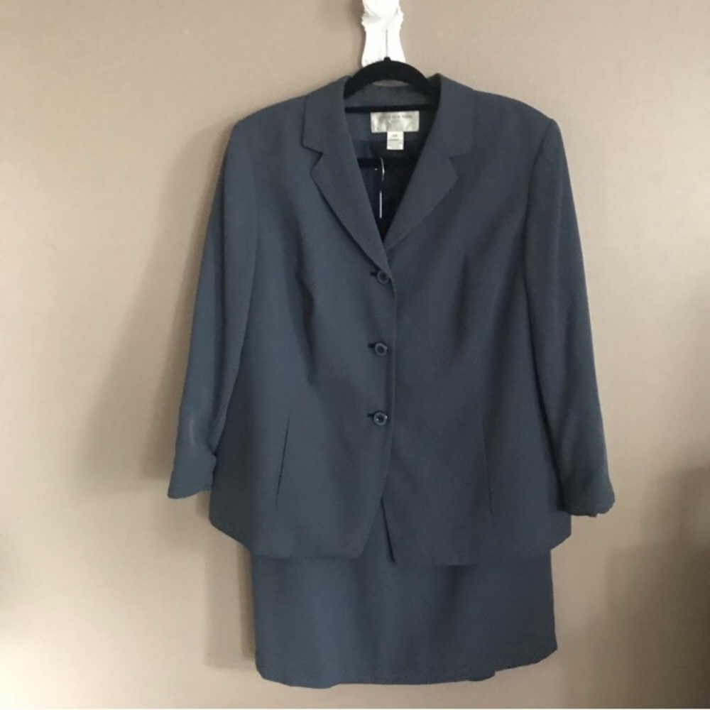 JONES NY skirt suit